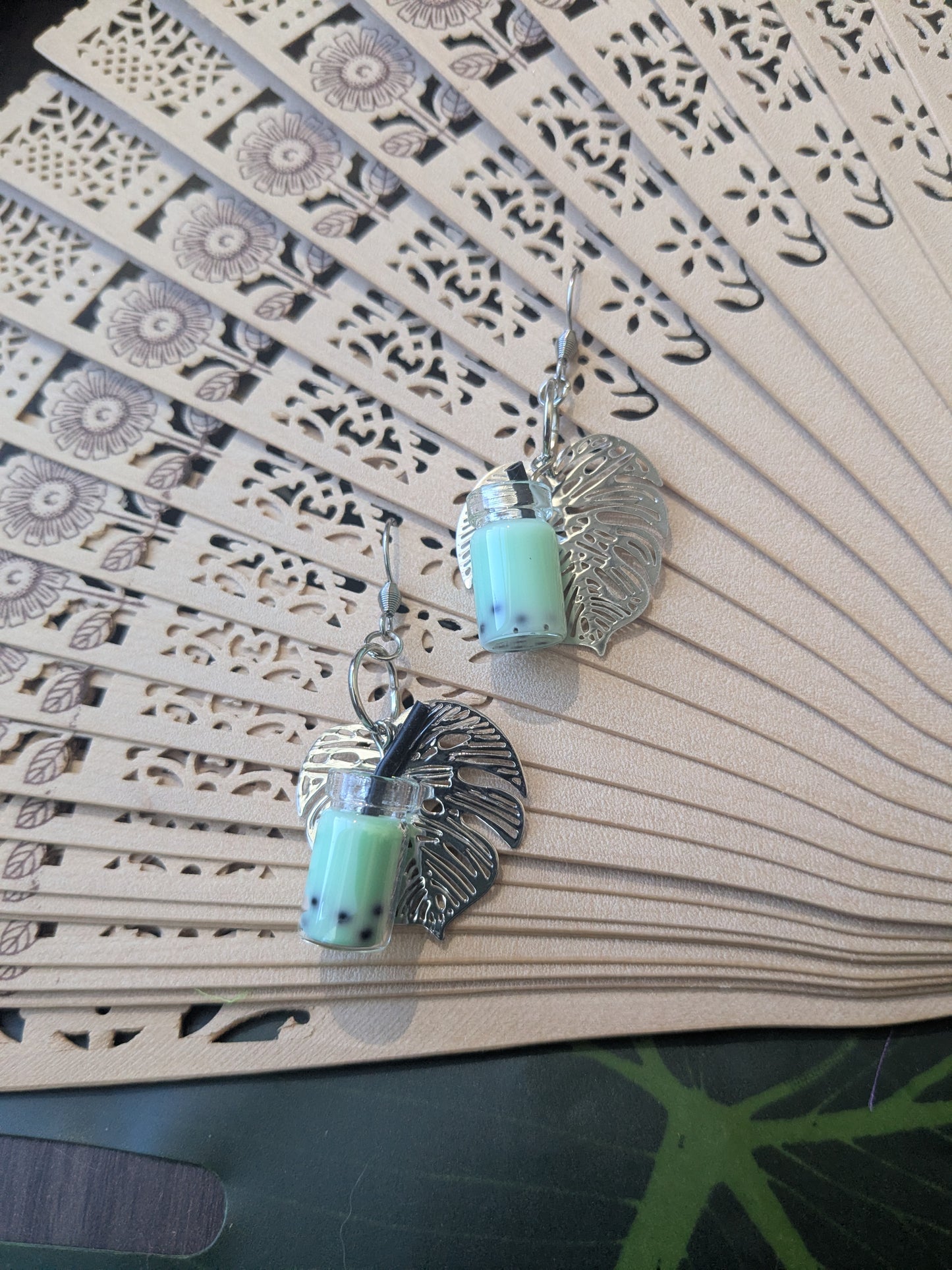 Earring with pentant and leaf