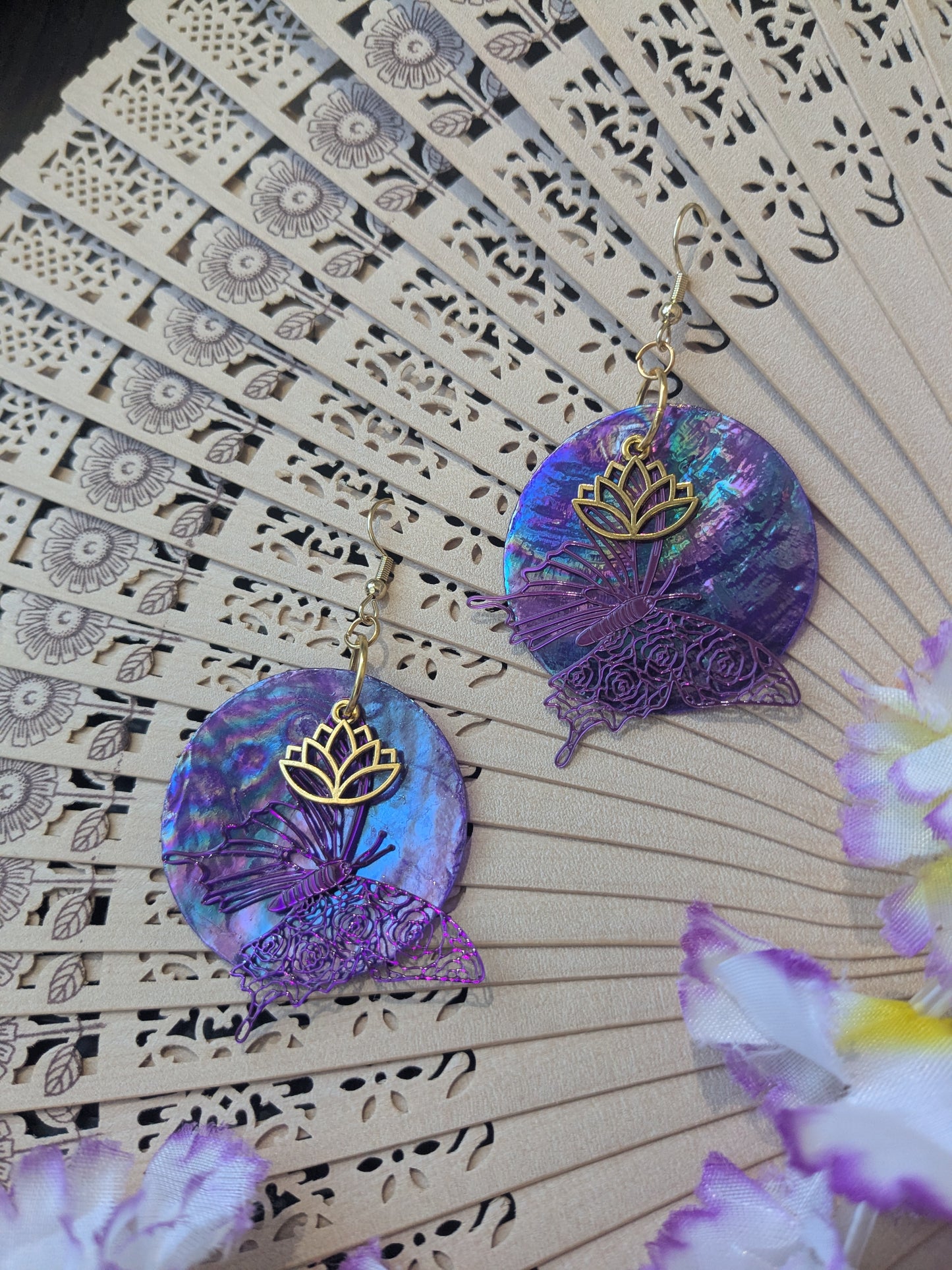Earring with shell and pendant