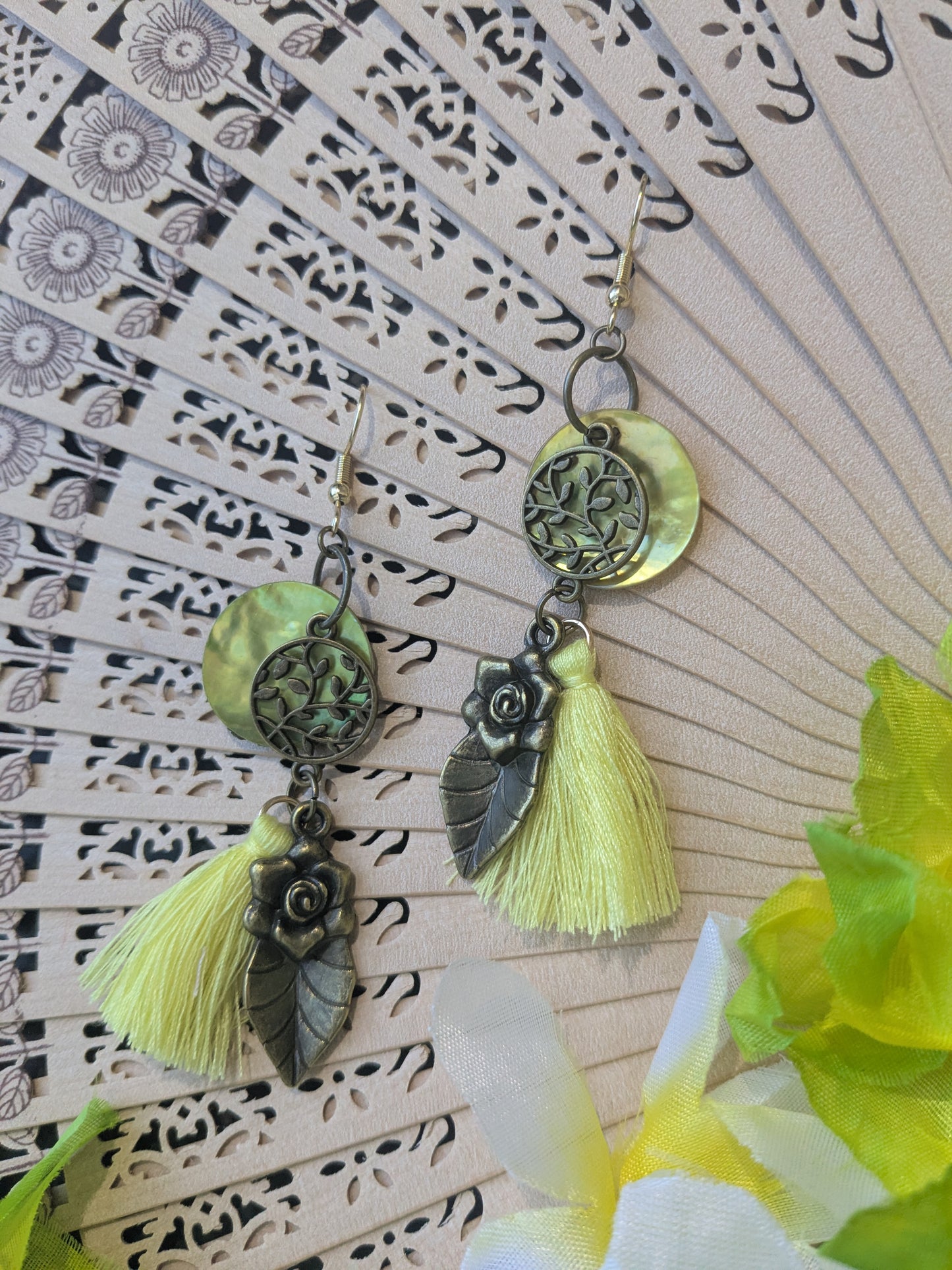 Earring with shell, pendant and tassel
