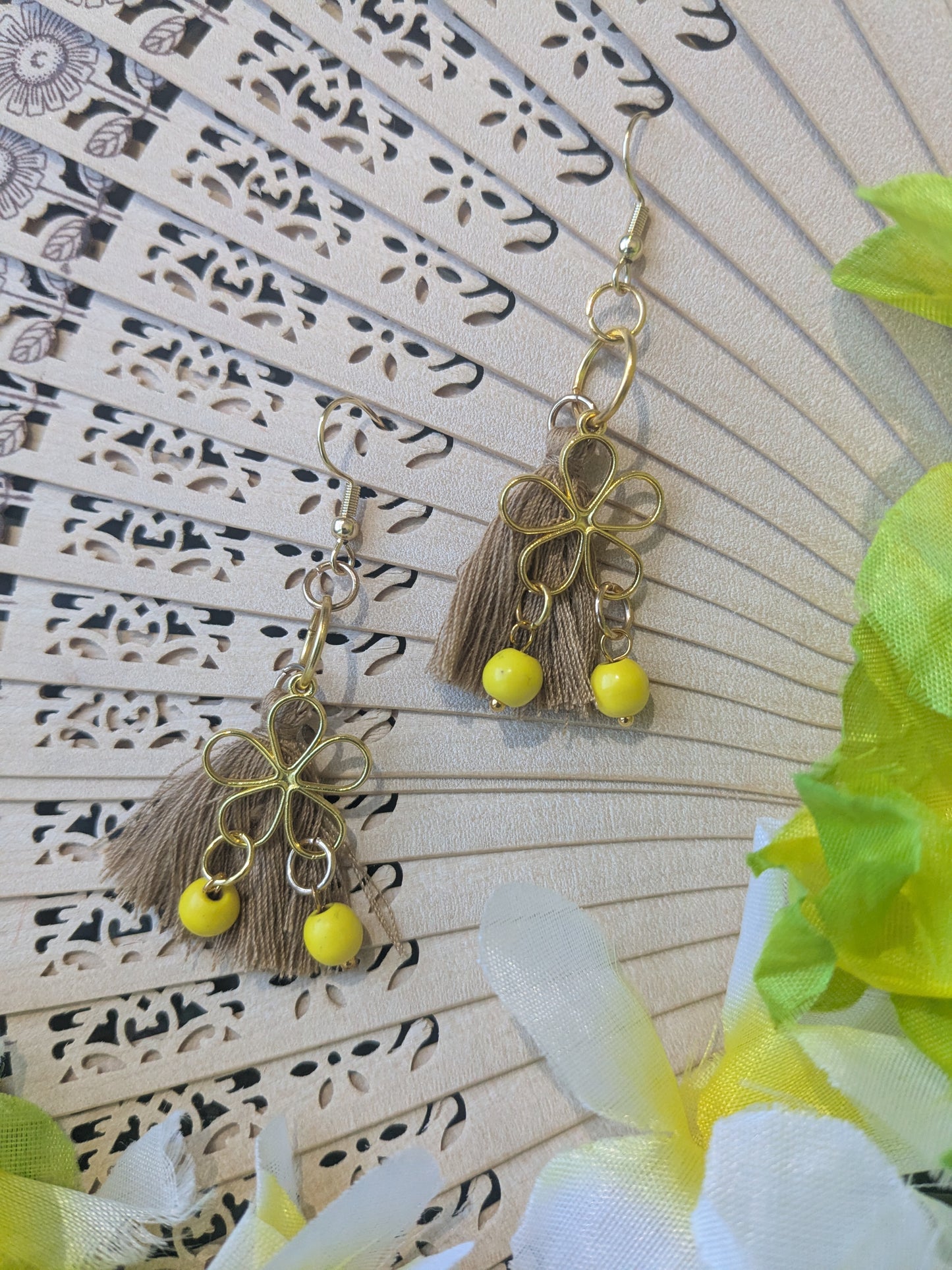 Earring with tassel, beads an pendant