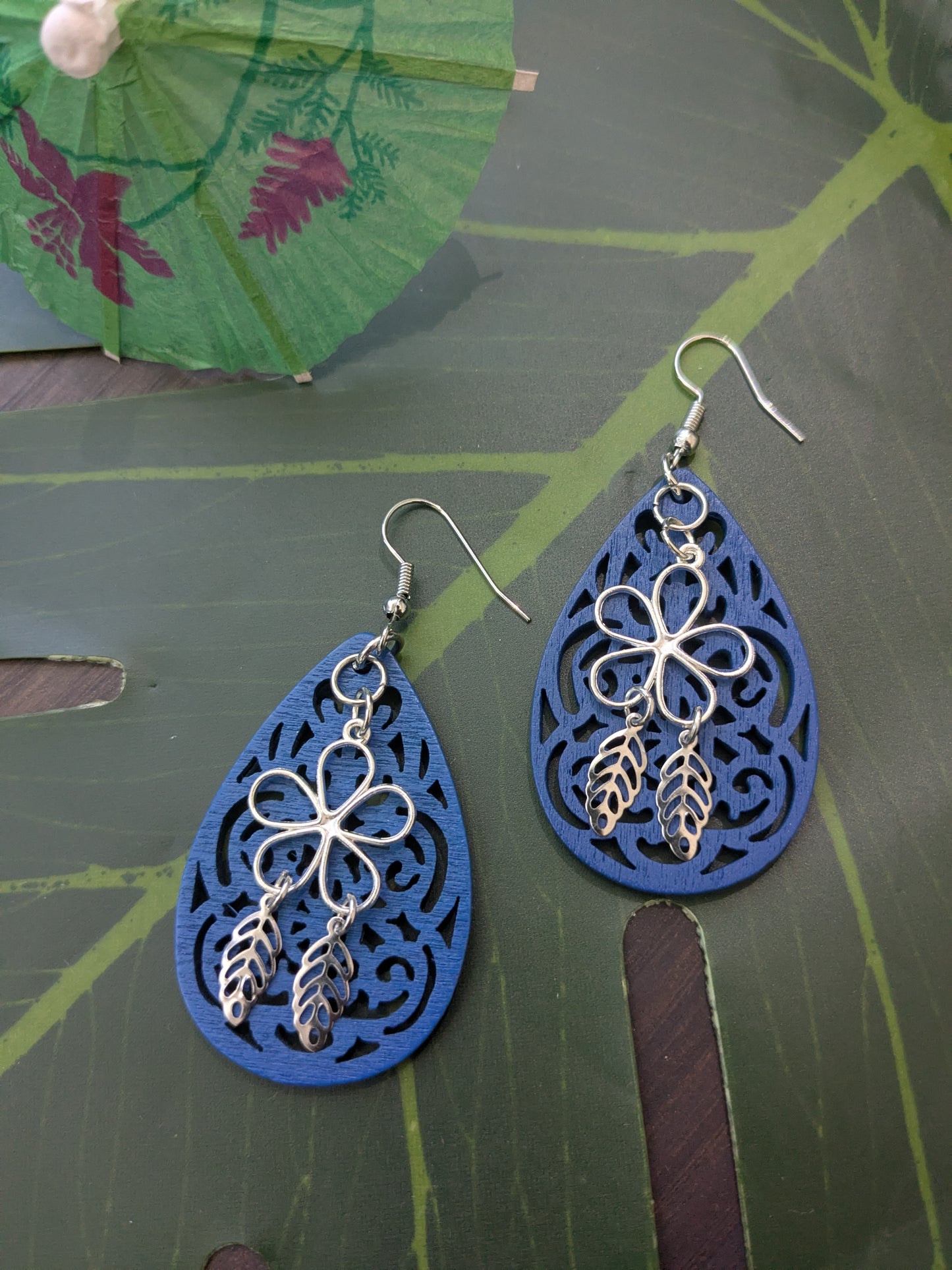 Earring with wood and pendant