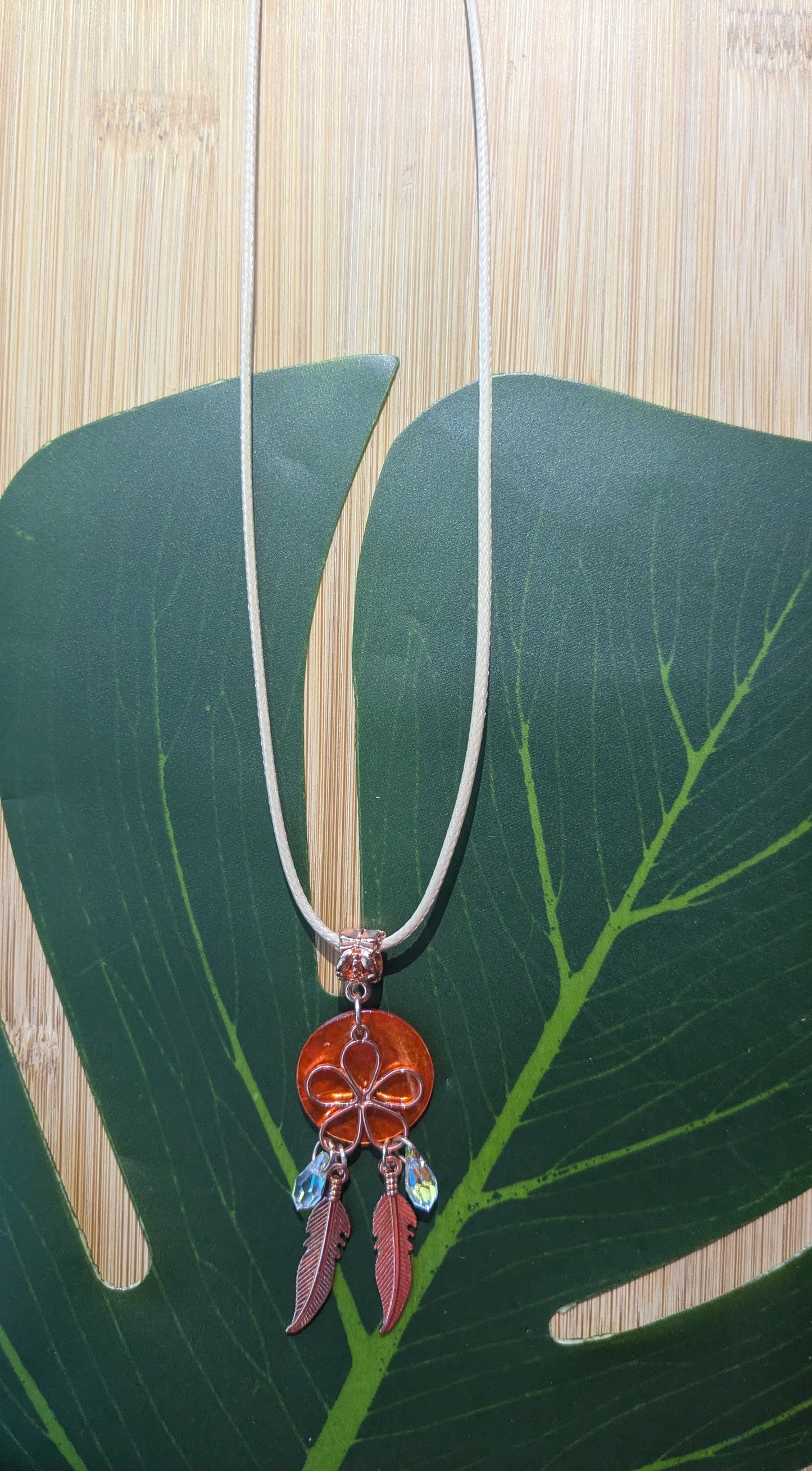 Leather necklace with shell and pendat