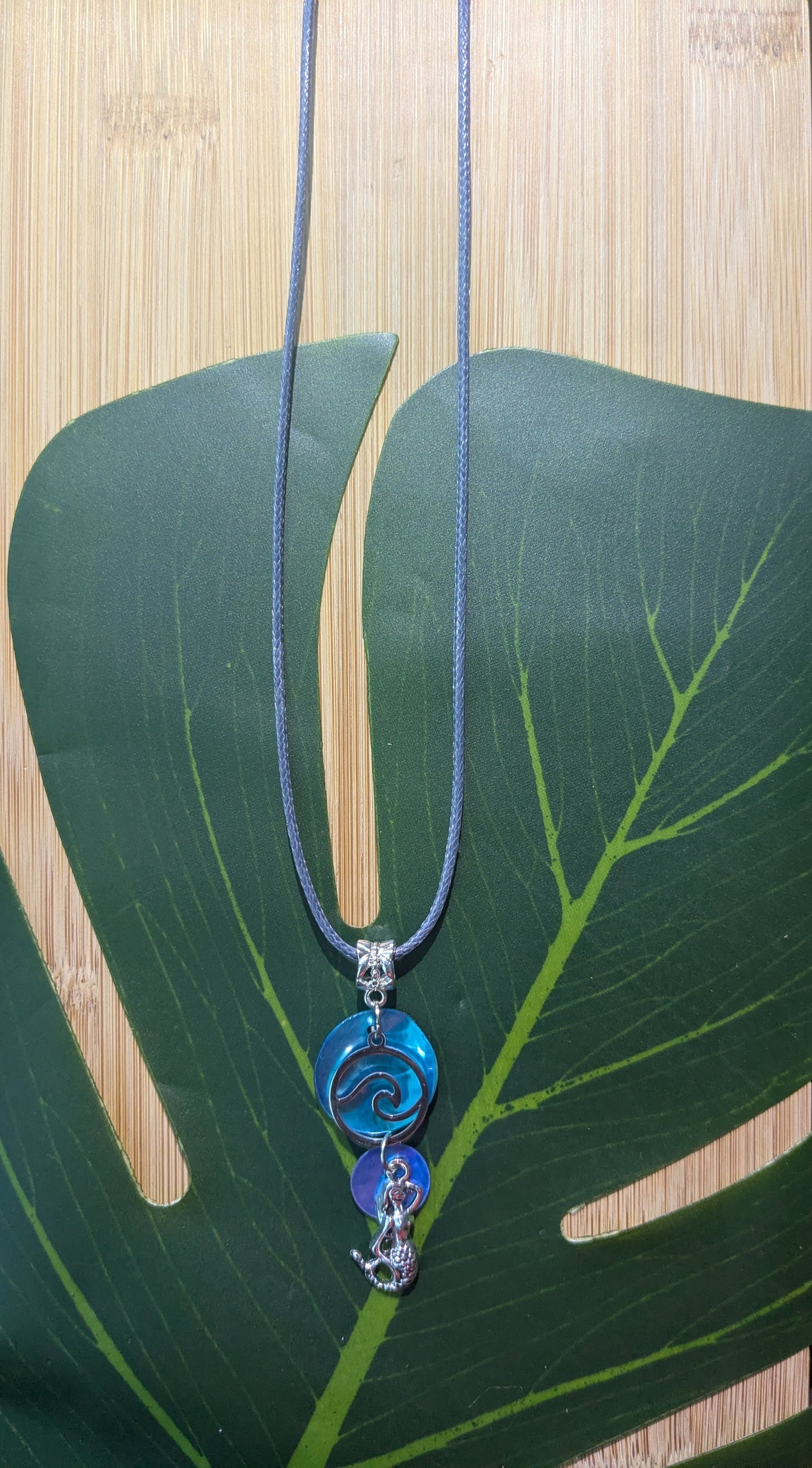Leather necklace with shell and pendant