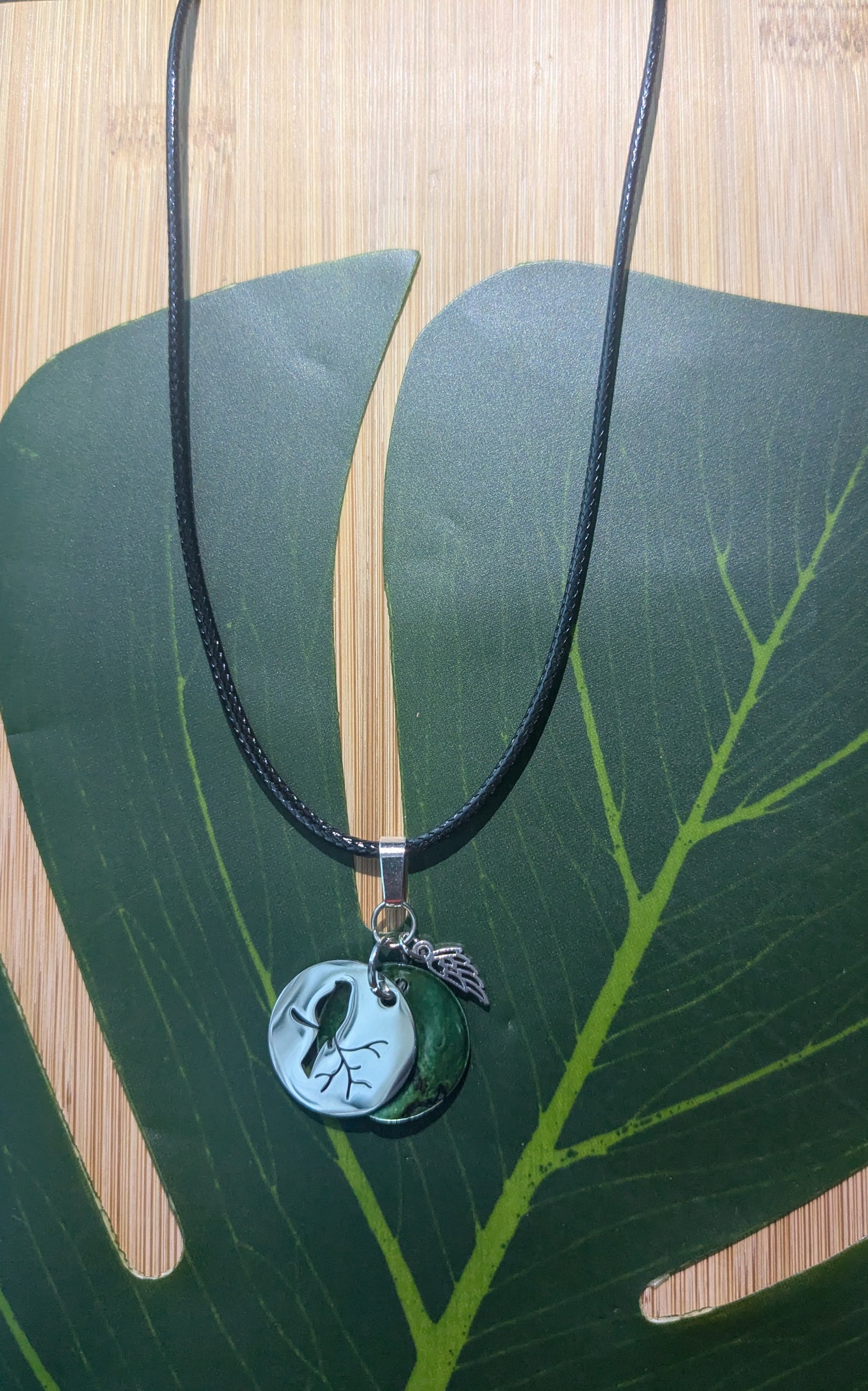 2 colors - Leather necklace with shell and pendant