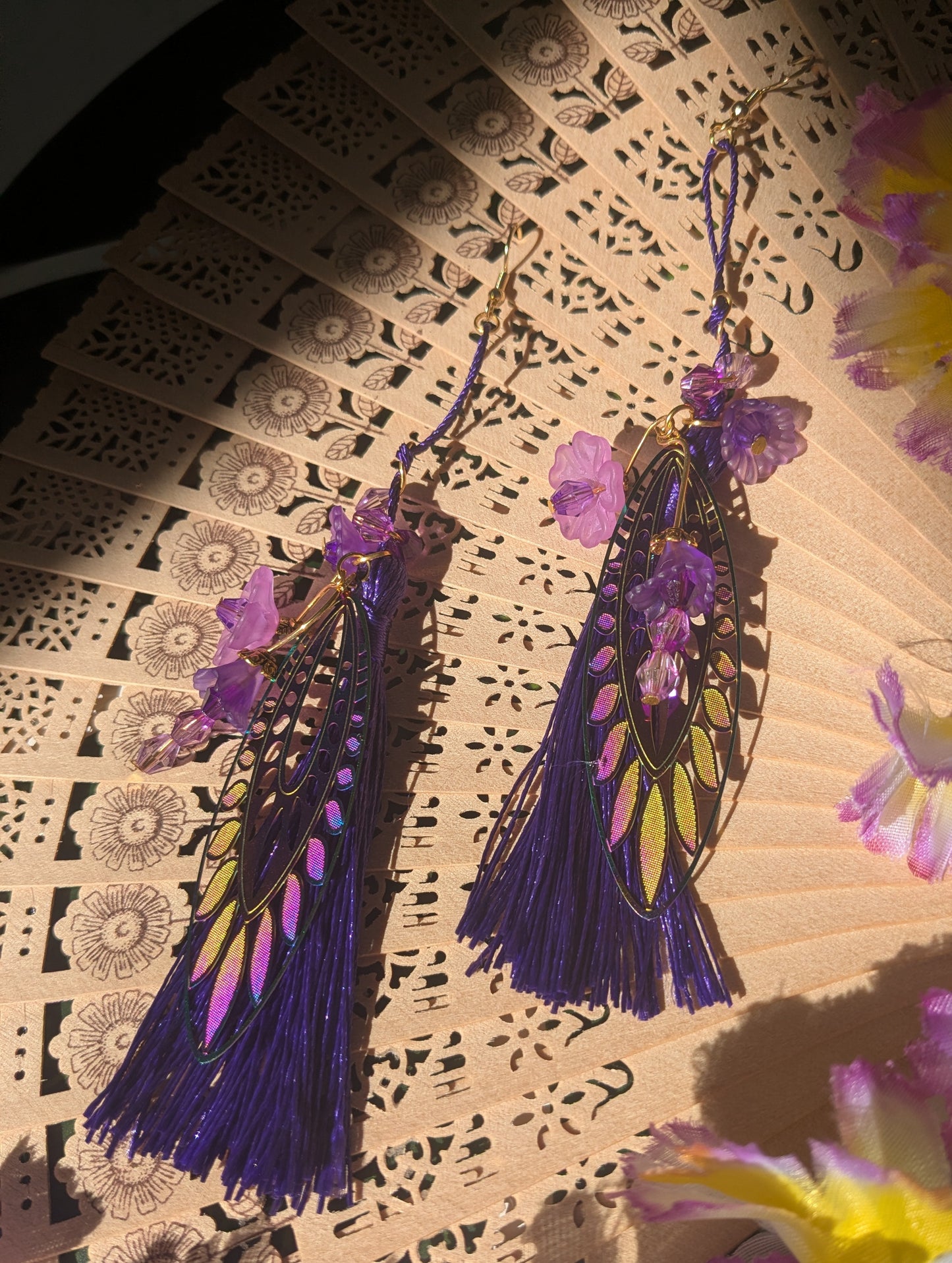 Earring with tassel, flowers and beads
