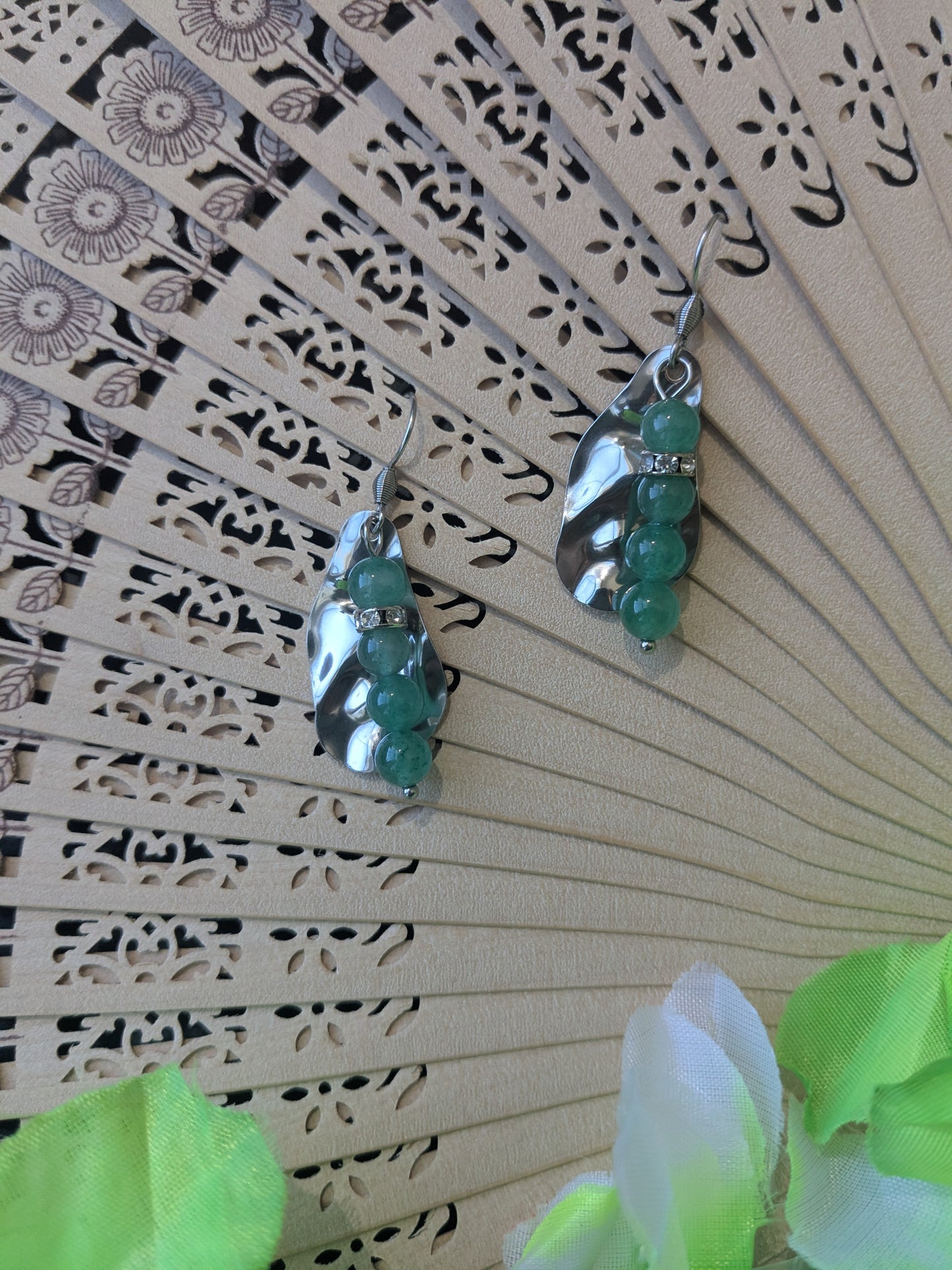 2 colors - Earring with beads and petal