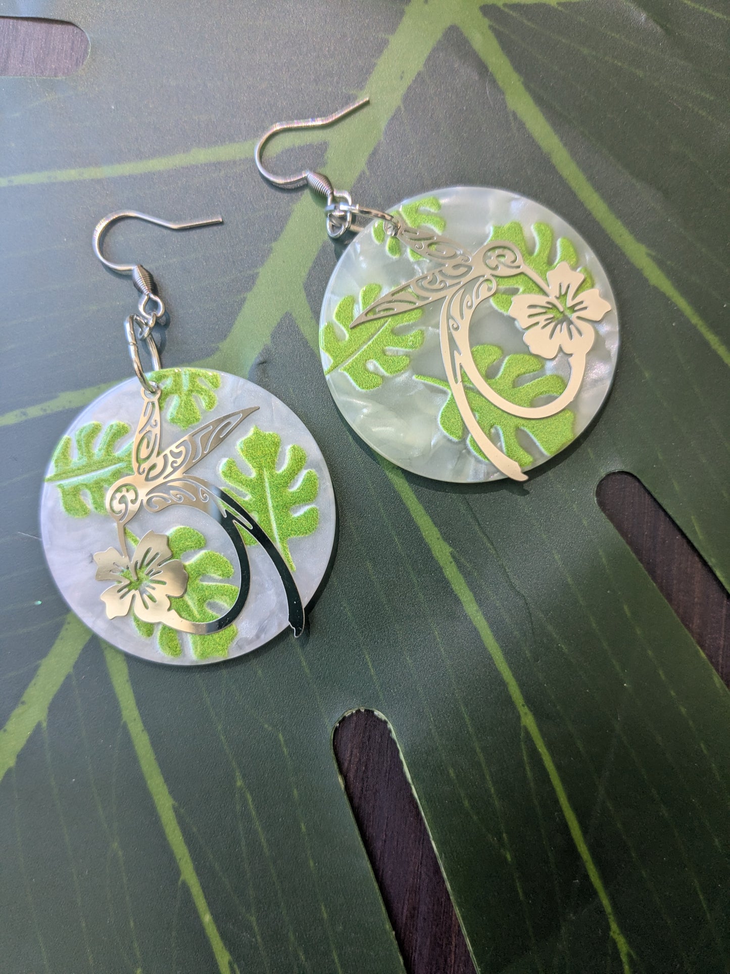 Earring with resin and bird pendant