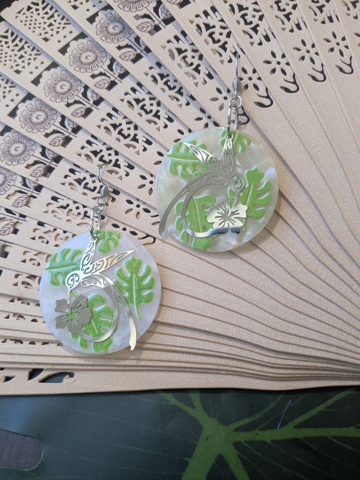 Earring with resin and bird pendant