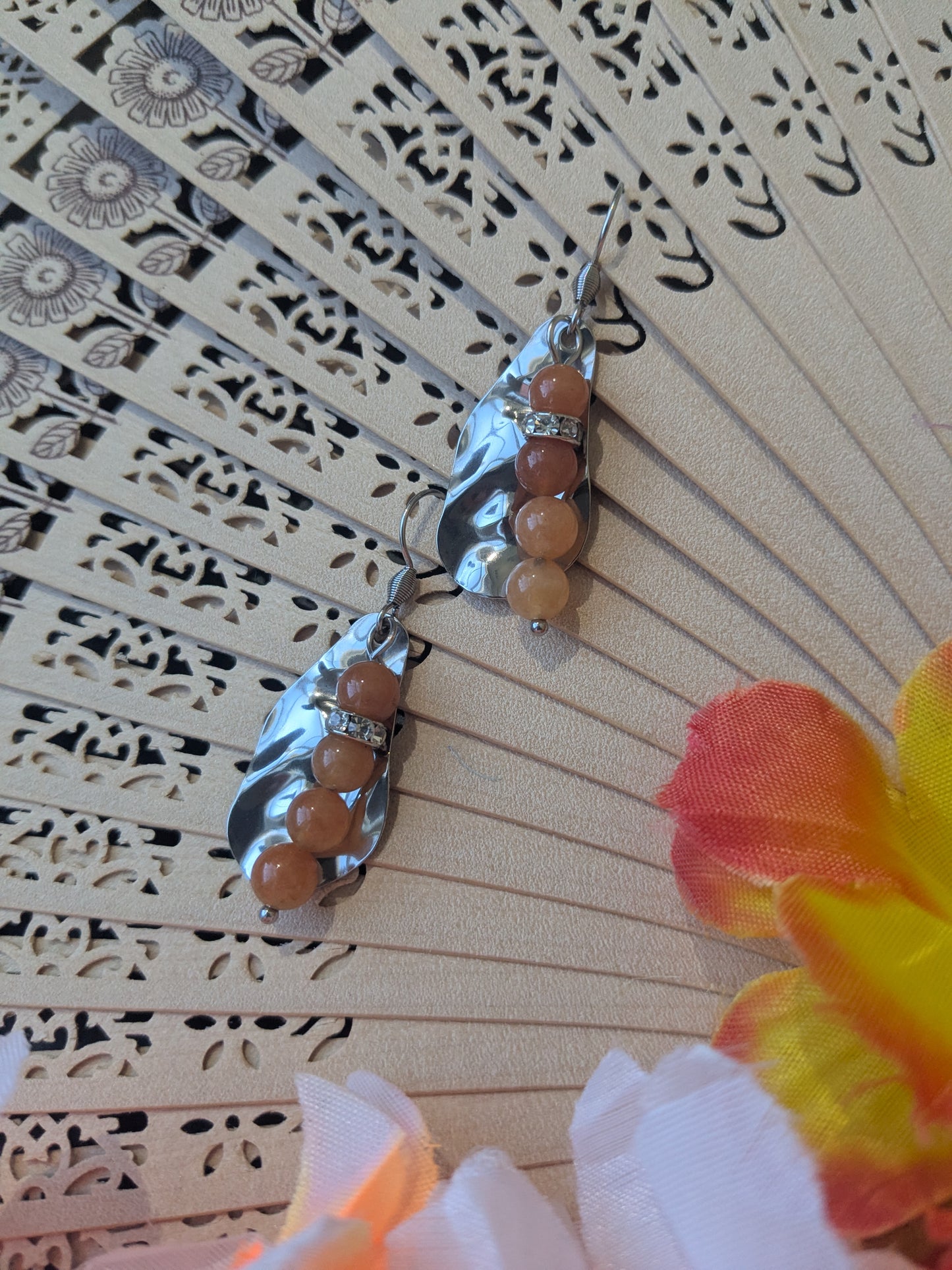 2 colors - Earring with beads and petal