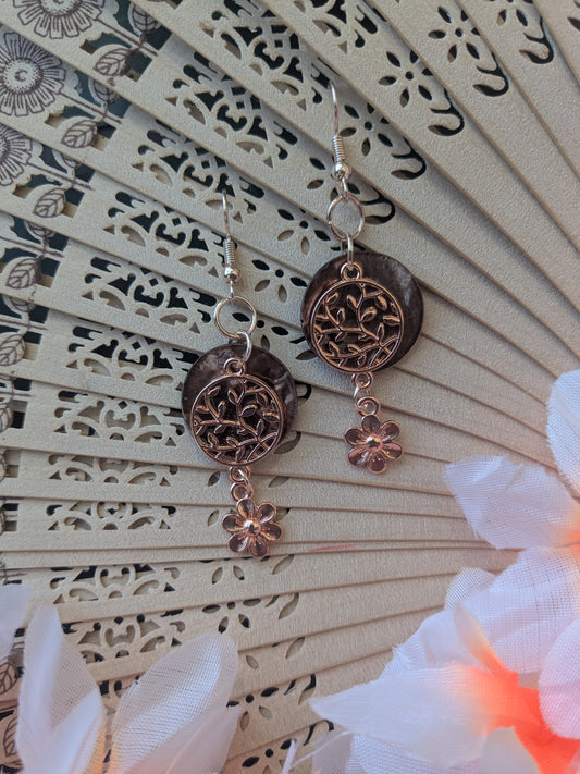 Earring with shell and flower pendant