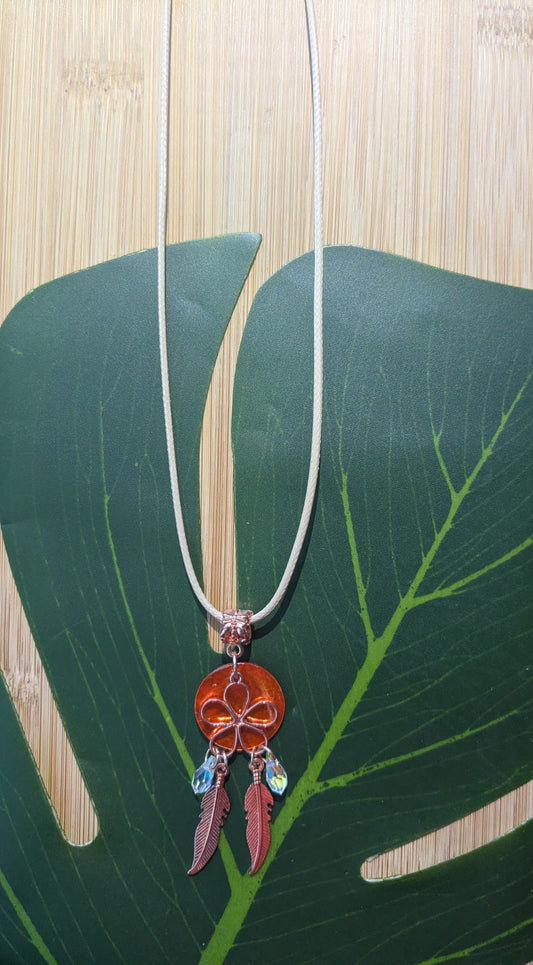 Leather necklace with shell and pendat