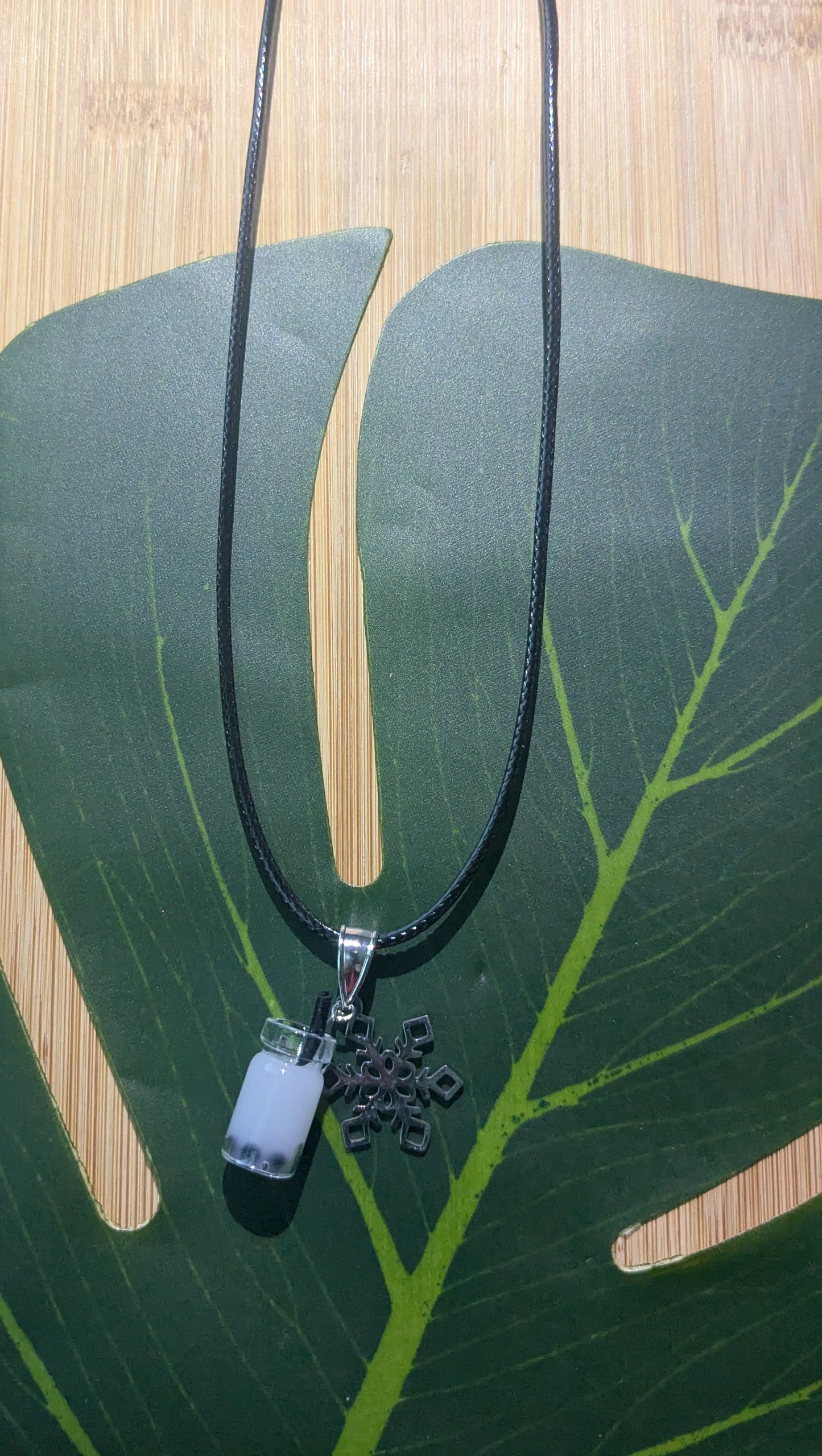Leather necklace with pendant