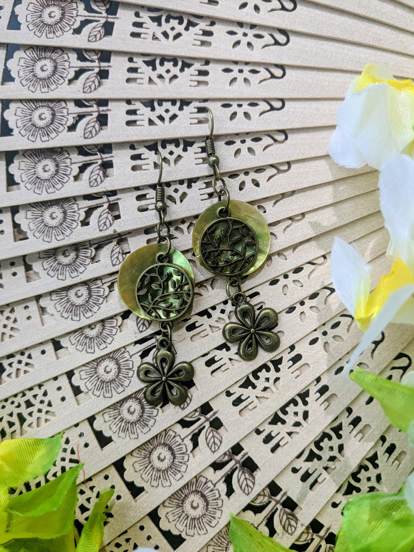 Earring with shell and flowers