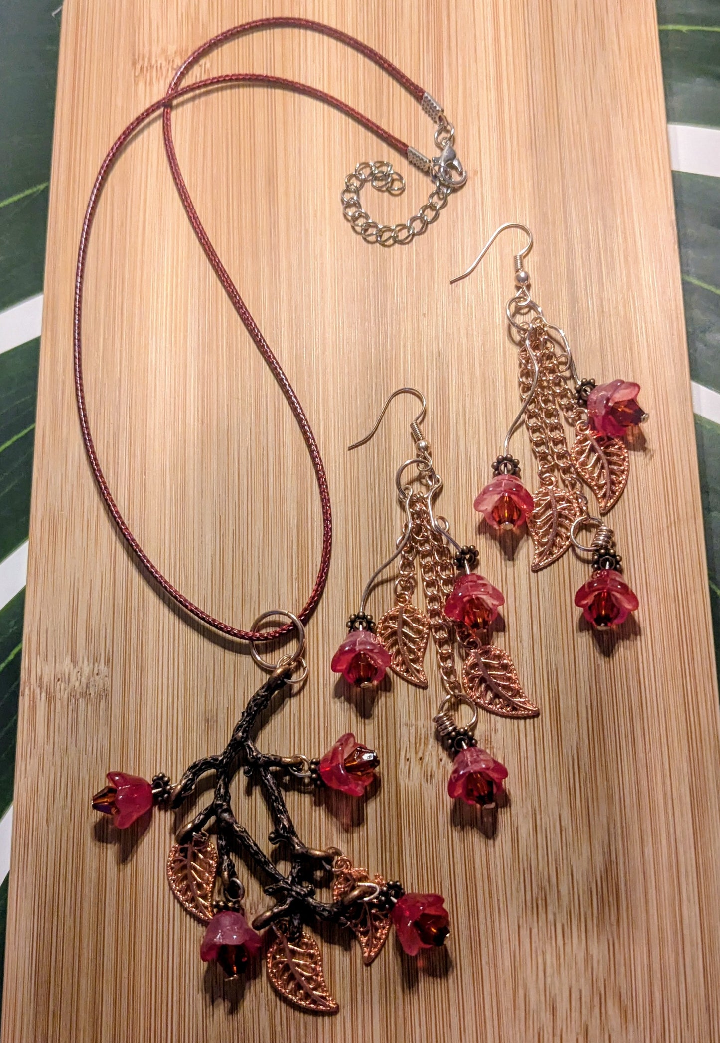 Leather necklace and earring set with flowers