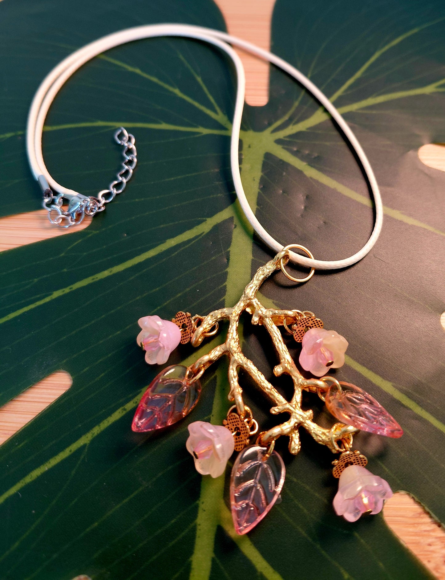 10 colors - Leather necklace with floral pendant